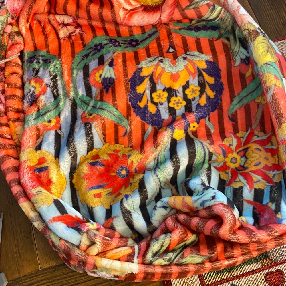 BNWT Johnny Was Drawstring floral fleece Sling bag - Picture 9 of 10